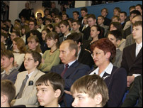 В.В. Путин сидел рядом с директором лицея Н.Т. Рахимовой в окружении учащихся